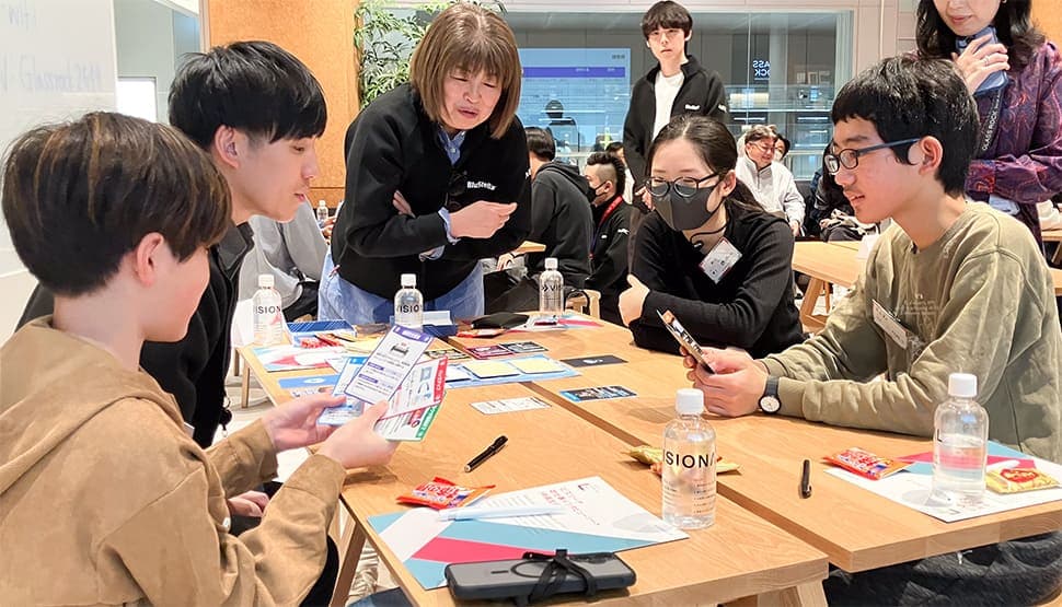 お仕事体験（対戦型カードゲームでの疑似体験）の様子